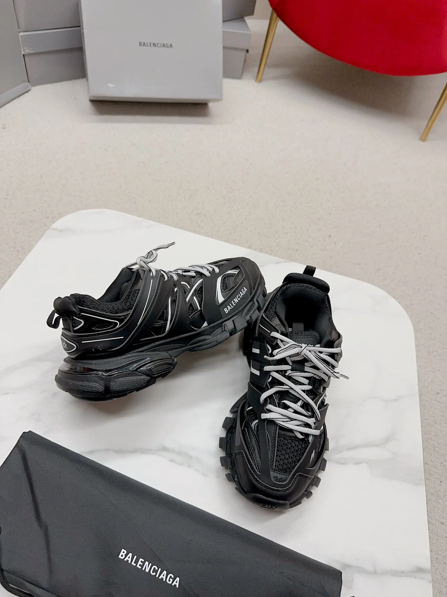 👟👟Ex-factory price 980👟👟 Men's size +10 𝐁𝐚𝐥𝐞𝐧𝐜𝐢𝐚𝐠𝐚|||𝐭𝐫𝐚𝗰𝐤 series 𝟑.𝟎Three generations of sports dad shoes‼ ️ [Top high-end quality from Dongguan Factory] Balenciaga dad shoes ~ super fashionable ~ full and three-dimensional shoes ~ amazing lines ~ very soft and light on the feet ~ super comfortable ~ versatile for commuting ~ can be paired with mid-calf socks, bell bottoms, wide-leg pants, overalls, very high-end ~ very manly and handsome ~ suitable for spring, summer, autumn and winter all year round... ⇢✈ Upper: Exclusive 1:1 original molded custom imported technical fabric mesh + imported cloth + 3M reflective strips [composed of 108 sub-pieces] ⇢✈Inner lining: Breathable mesh ⇢✈Outsole: Exclusive 1:1 original molded PU+TPU+EVA+rubber, a total of 13 sets of grinding tool combinations ⚠️Difference in market currency ~ high-end quality is definitely different ⇢✈𝐒𝐈𝐙𝐄Females: 35, 36, 37, 38, 39, 40 ⇢✈𝐒𝐈𝐙𝐄Men: 39, 40, 41, 42, 43, 44, 45